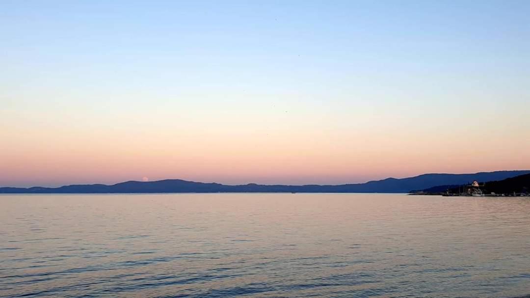 依诺罗达Στ' Ακρογιάλι公寓 外观 照片